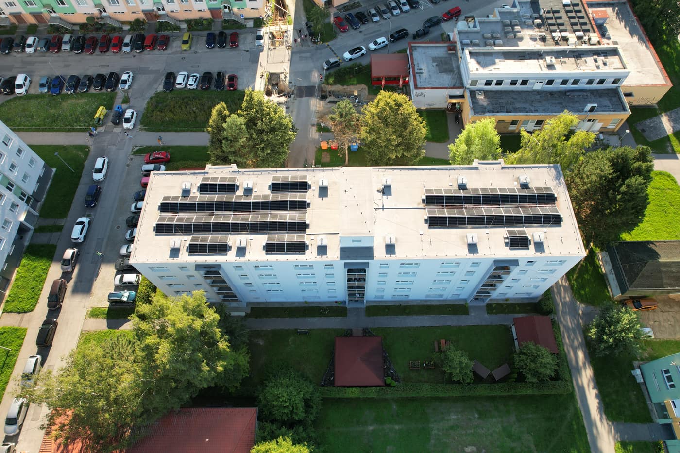 Fotovoltické panely na streche Zariadenia pre seniorov ÚSMEV, letecký pohľad